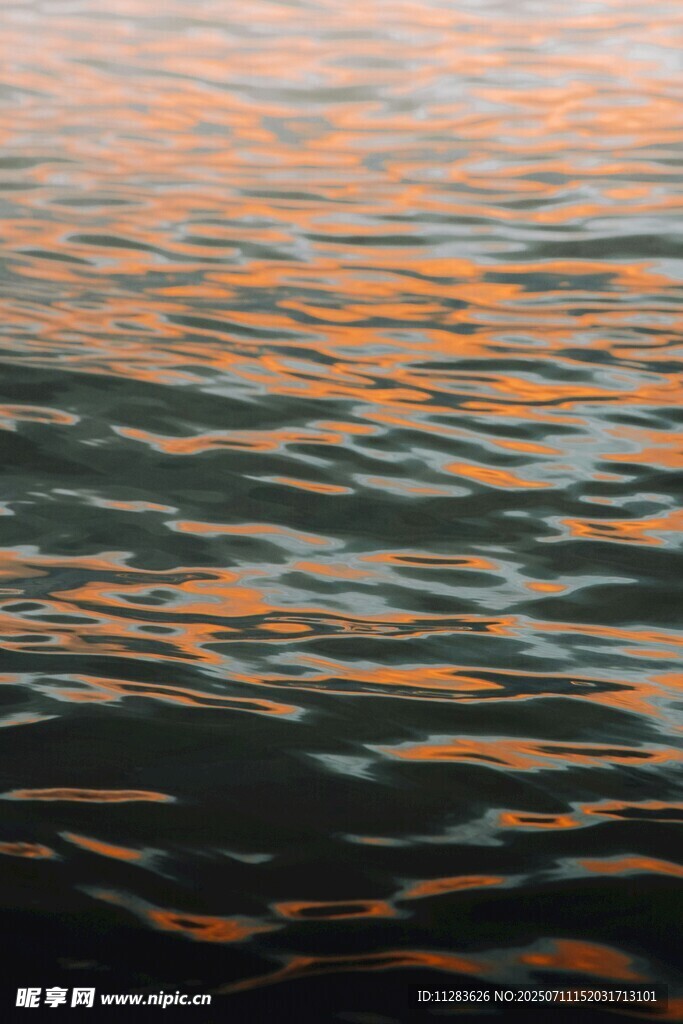 夕阳下波光粼粼的水面