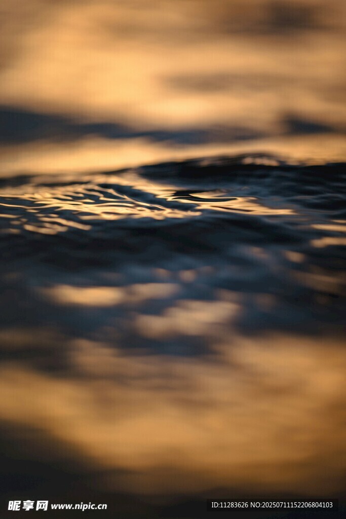 夕阳下的波光粼粼水面