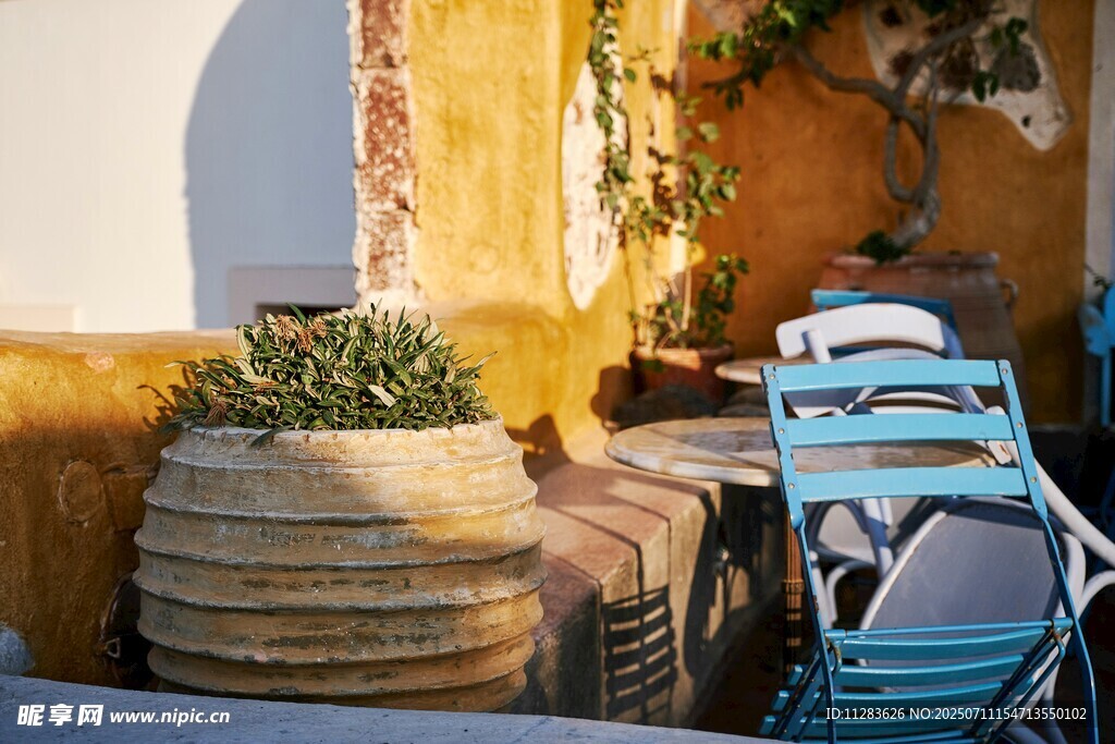 户外休闲角落的惬意景致