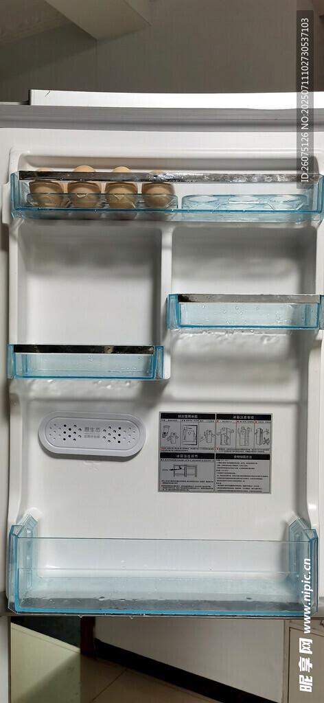 整洁冰箱内部展示