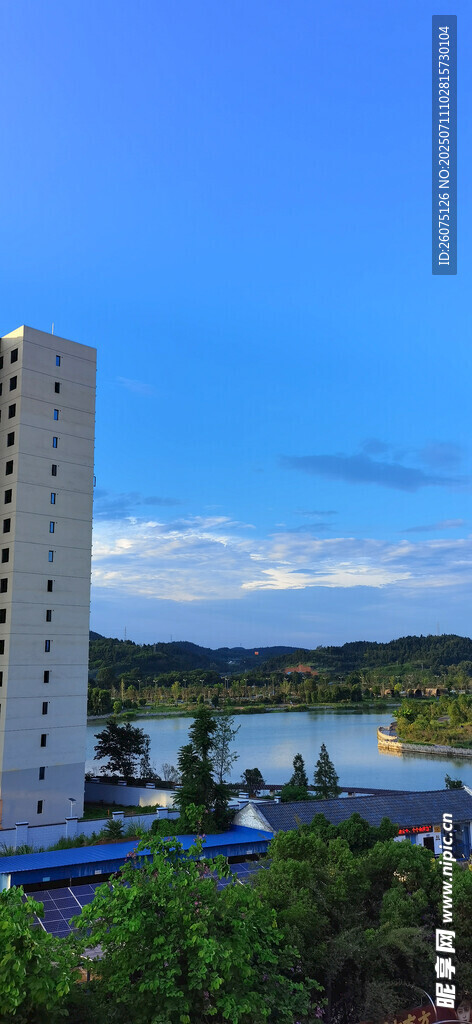 湖畔高楼风景