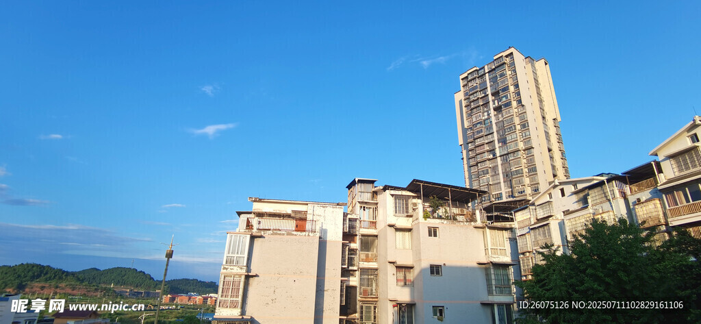 晴空下城市建筑与蓝天风景