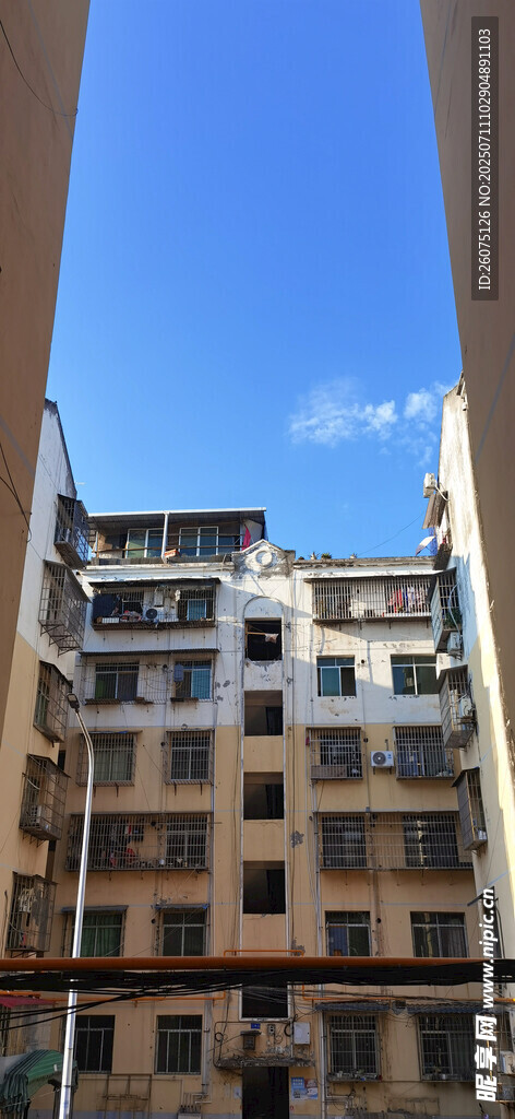 楼道口拍摄对面居民楼