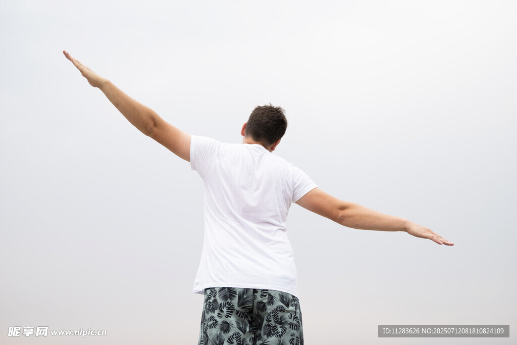 男子舒展双臂拥抱天空