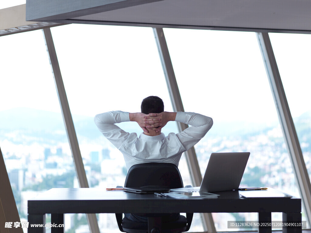 商务人士办公时放松姿态