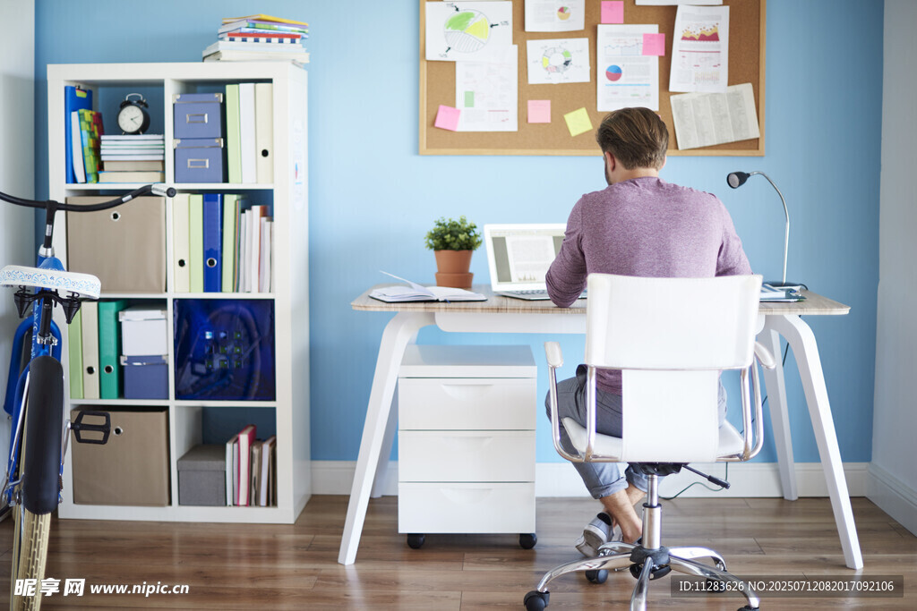 居家办公场景中的专注身影