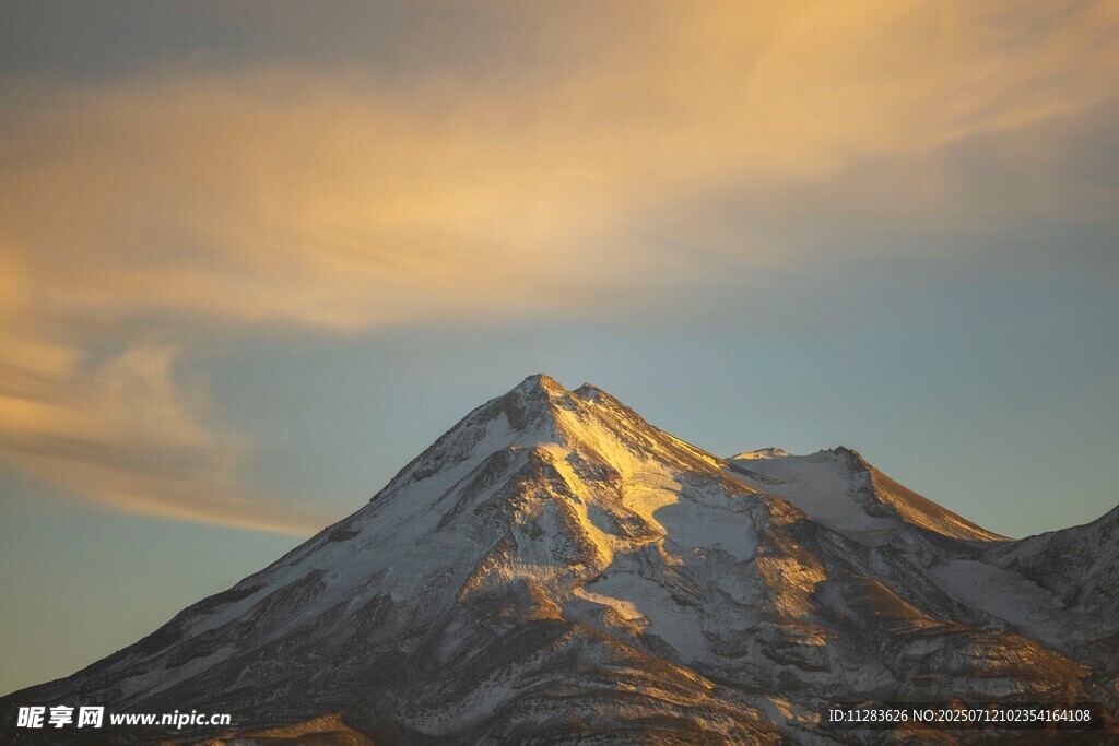 夕阳下的壮丽雪山