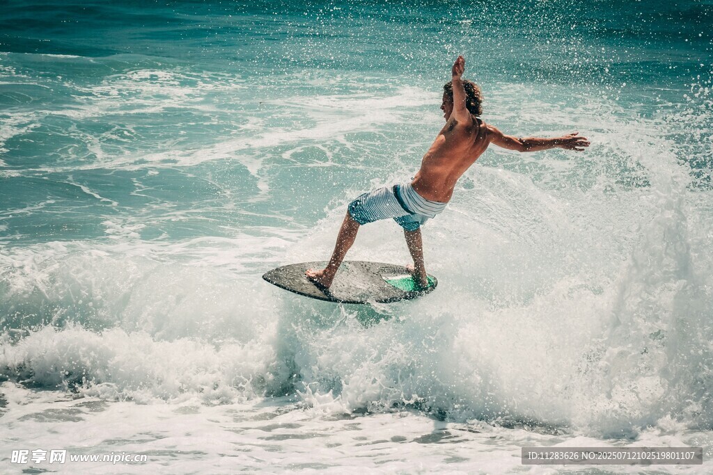 男子海上冲浪展矫健身姿