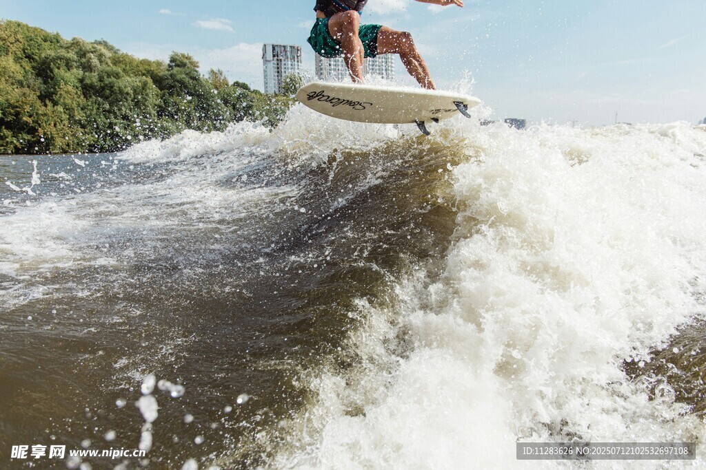 水上冲浪者乘风破浪