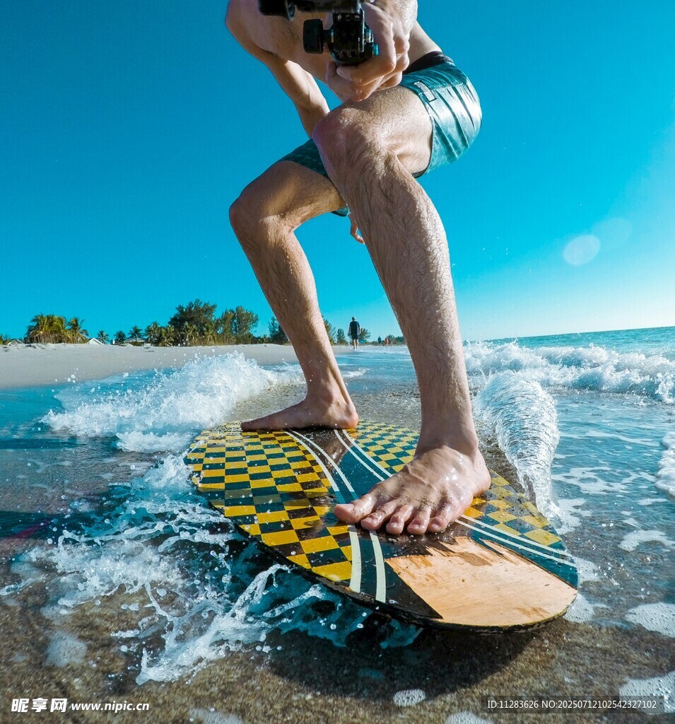 海边冲浪者准备踏浪前行