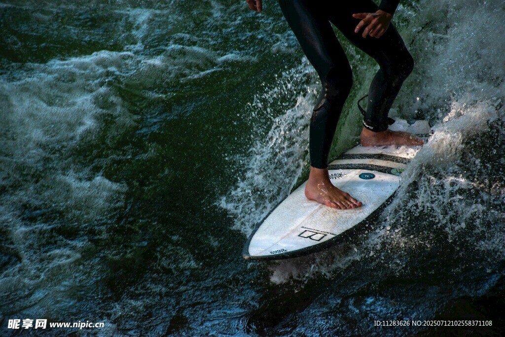 冲浪者踏浪驰骋