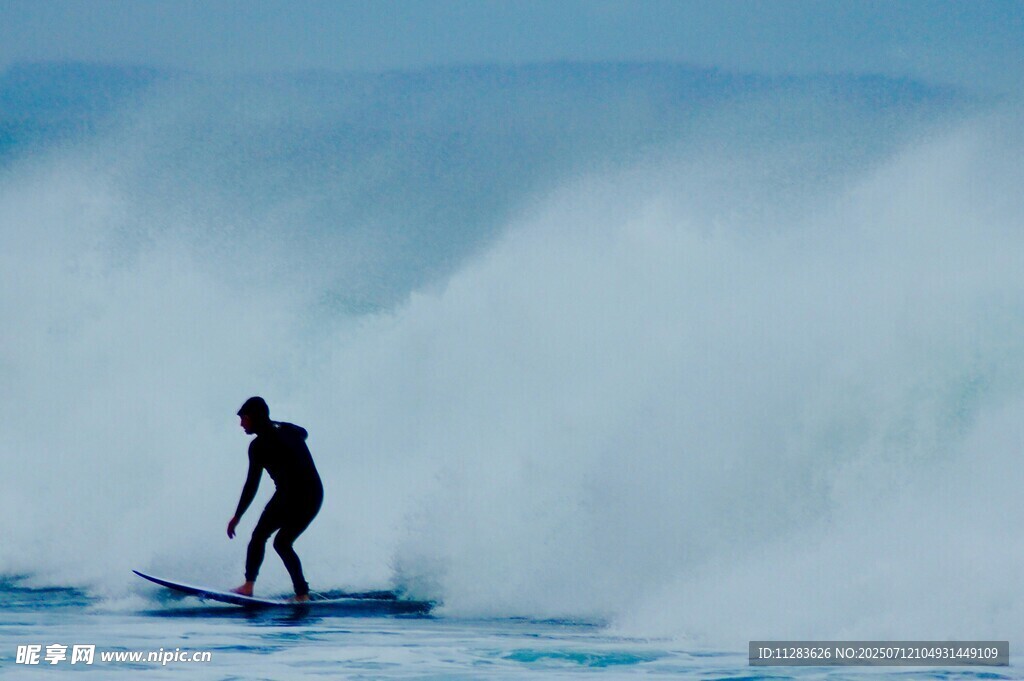 冲浪者在巨浪中驰骋