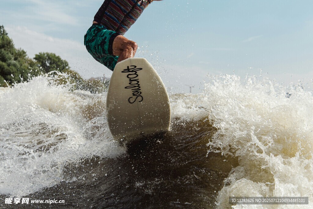 水上滑板者破浪前行