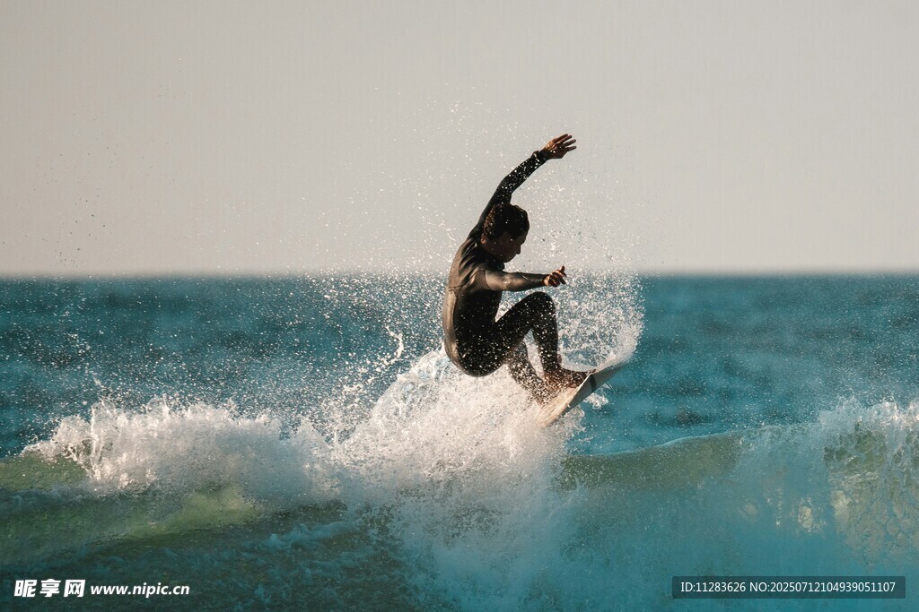 海上冲浪者的精彩瞬间