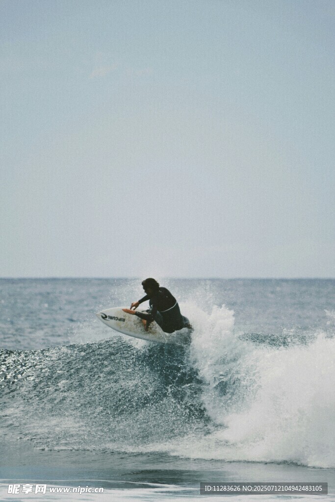 冲浪者在海浪中驰骋