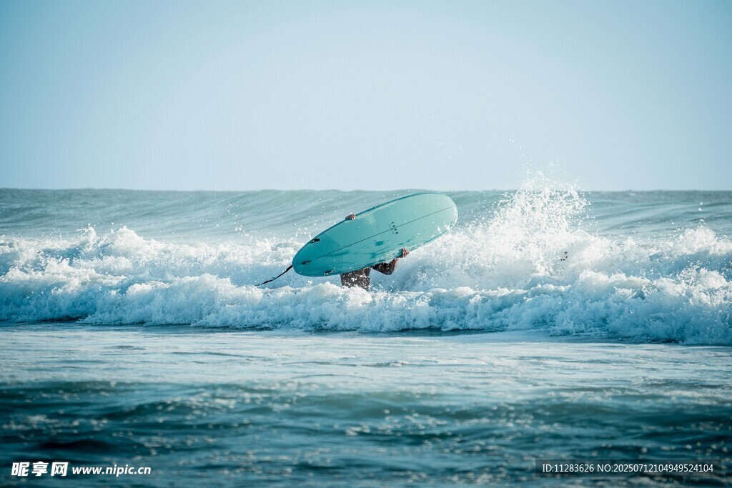 冲浪者于海浪中精彩瞬间