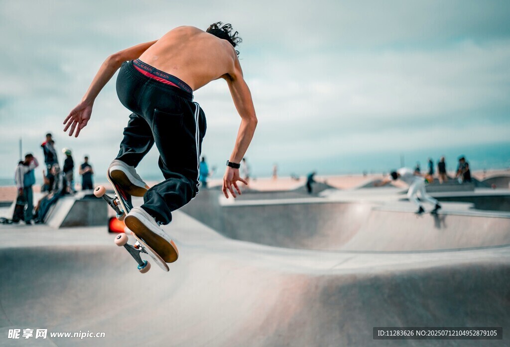 滑板者在场地酷炫表演