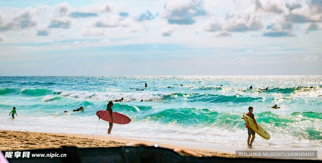 海滩冲浪者的活力瞬间