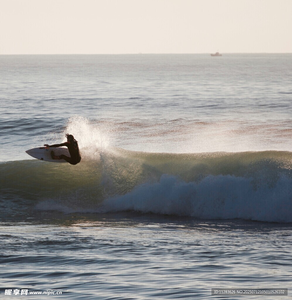 冲浪者在浪尖展现精彩瞬间
