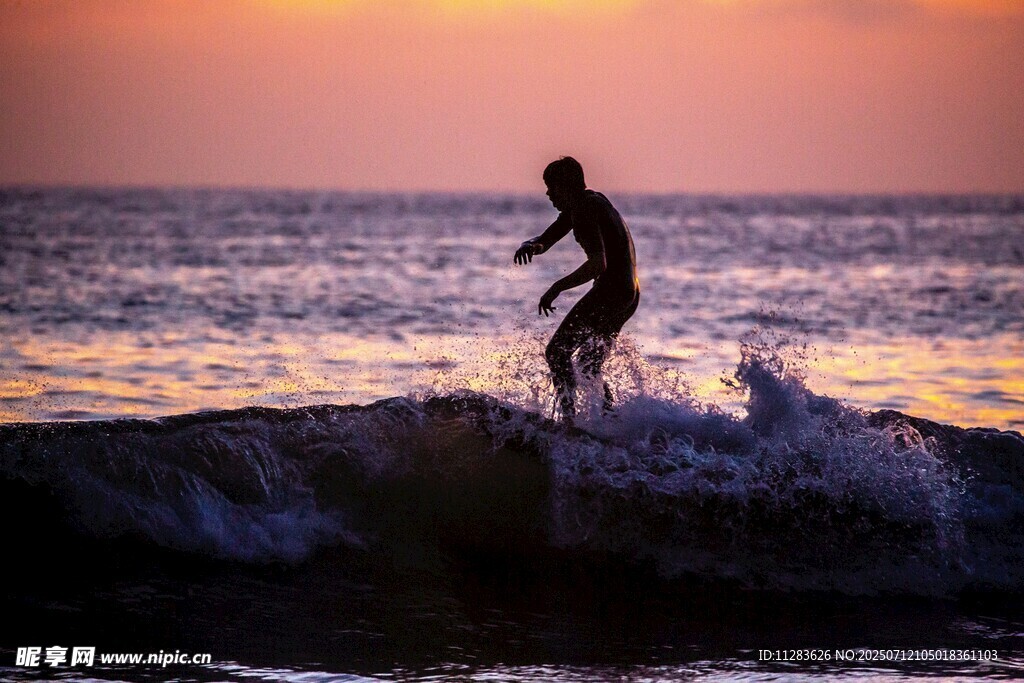 夕阳下的冲浪者