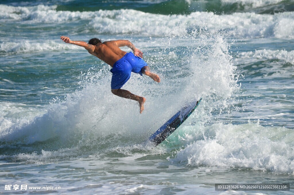 男子海中冲浪展矫健身姿