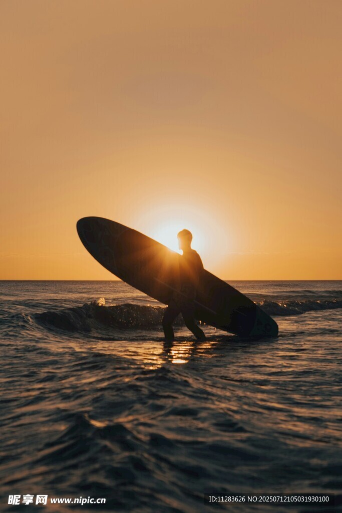 夕阳下的冲浪者