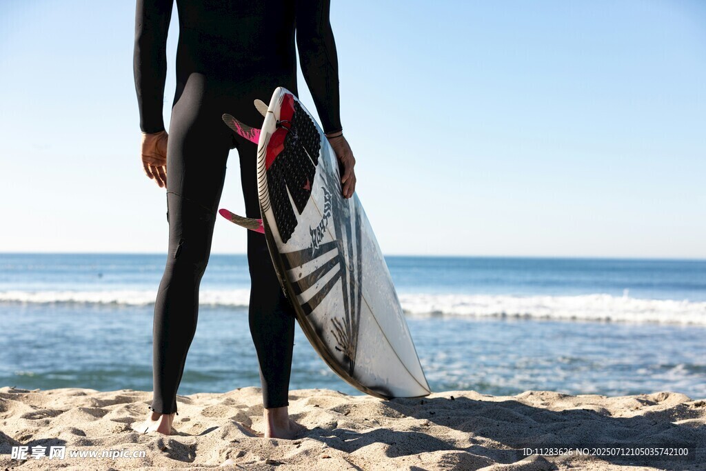 海滩上的冲浪者准备出发