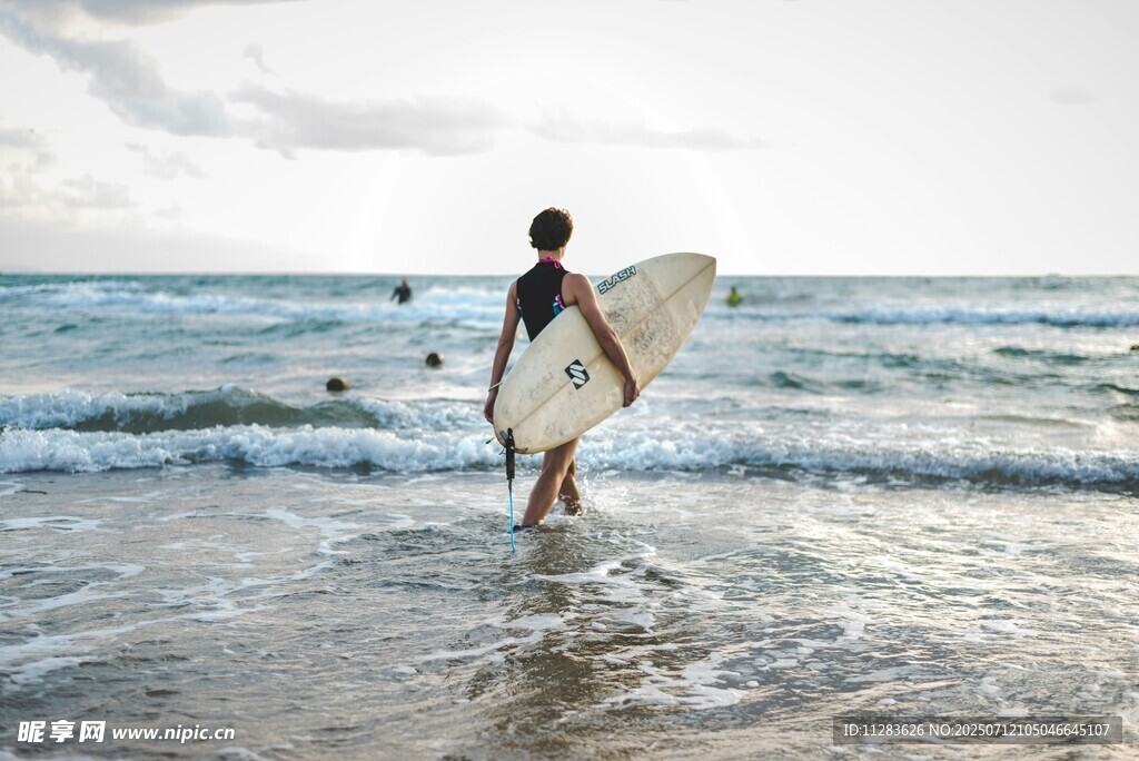 冲浪者踏浪前行