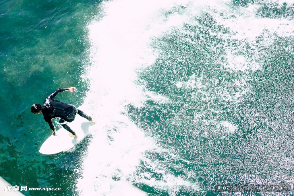 空中视角下的冲浪者
