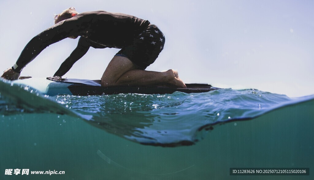 女子海中优雅做瑜伽