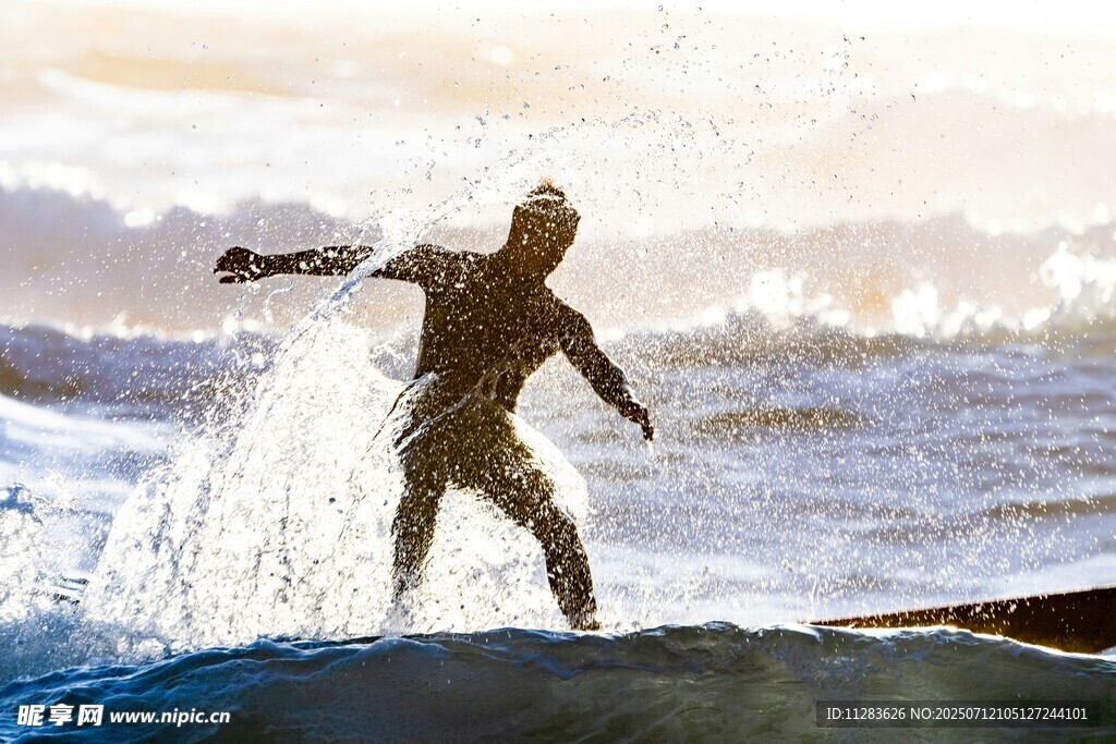 冲浪者在海浪中潇洒身姿