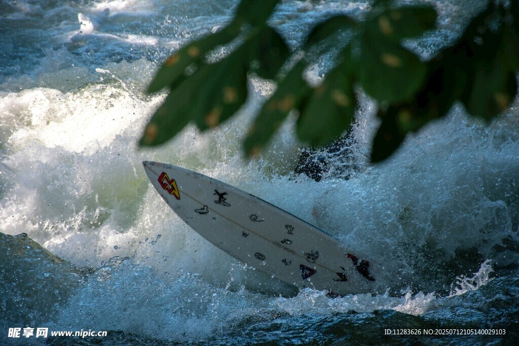 冲浪者于波涛中展现风采