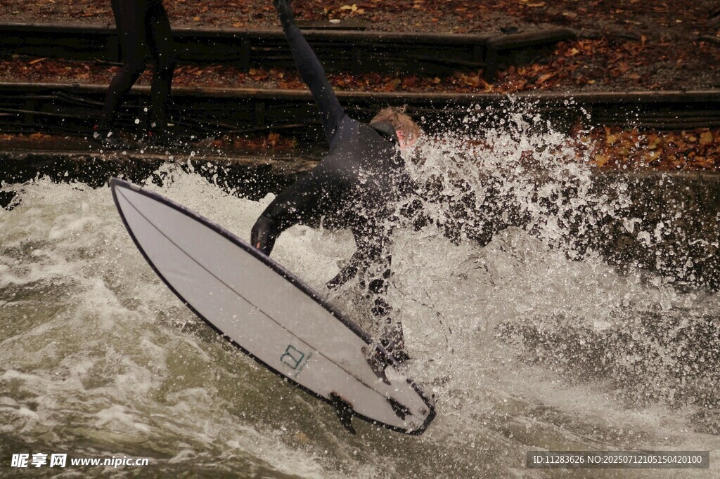 冲浪者于浪尖展现风采