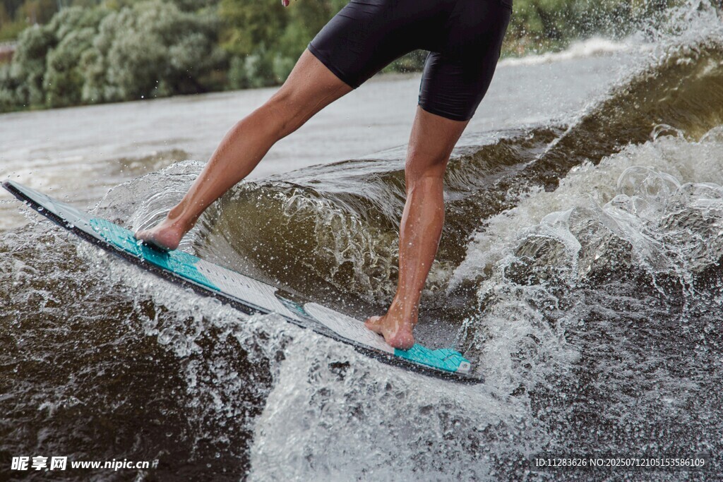 水上冲浪者展现动感身姿