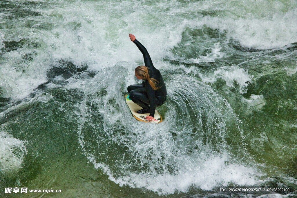 冲浪者于波涛中精彩瞬间