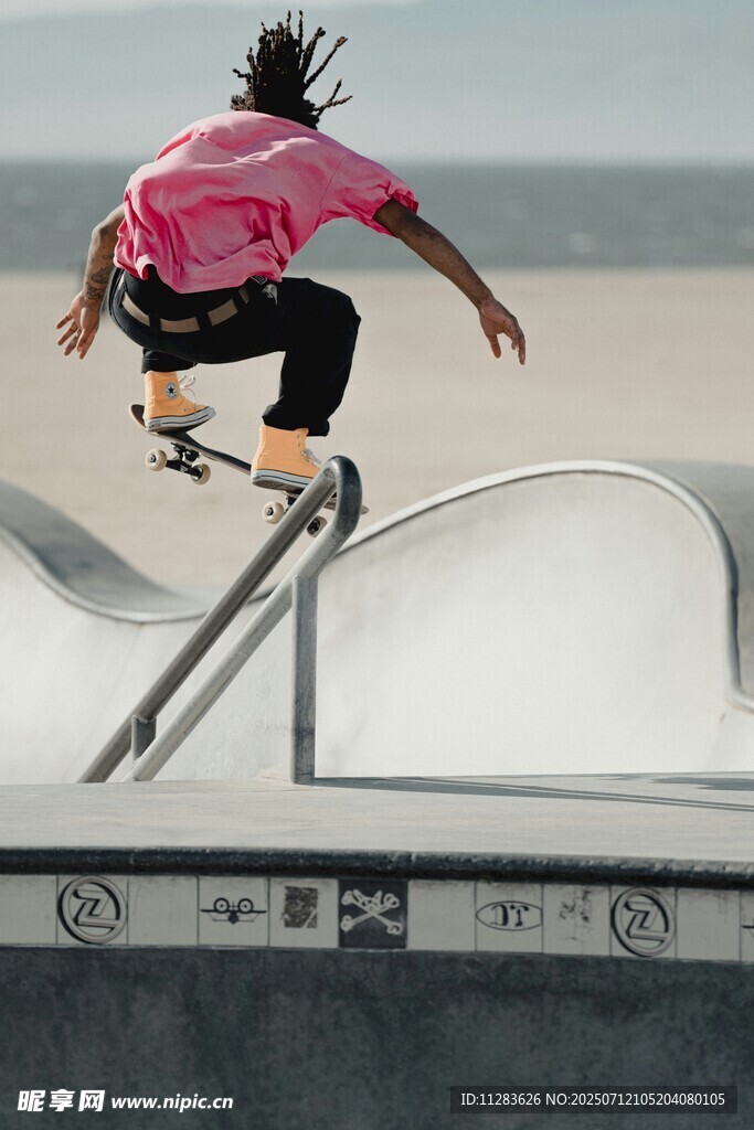 滑板者在坡道上酷炫滑行