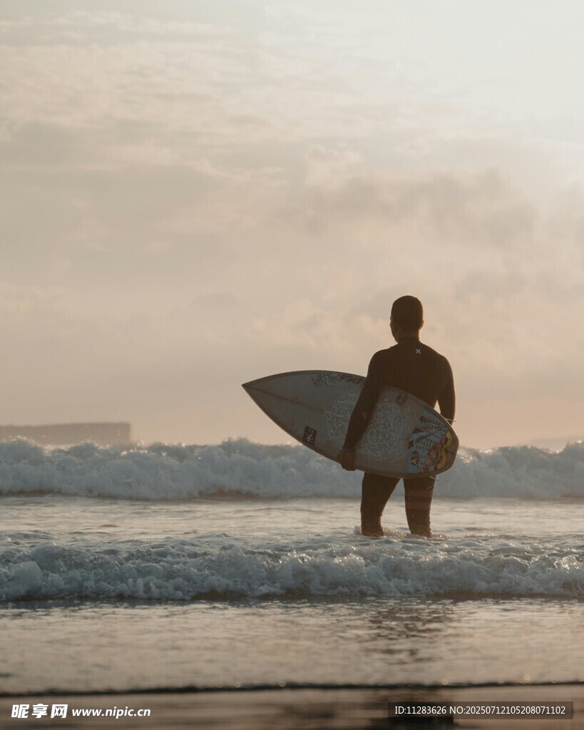 夕阳下的冲浪者