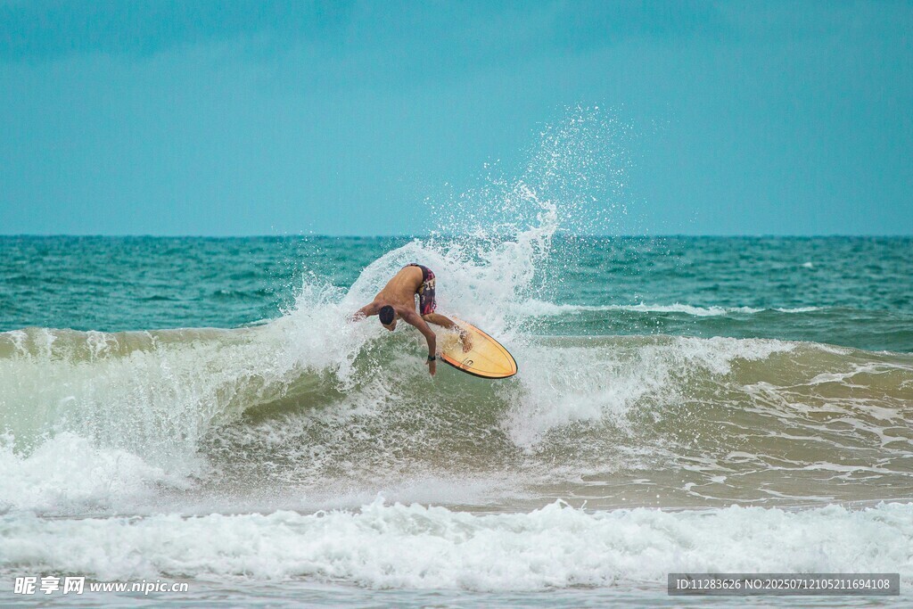 冲浪者在碧海破浪前行