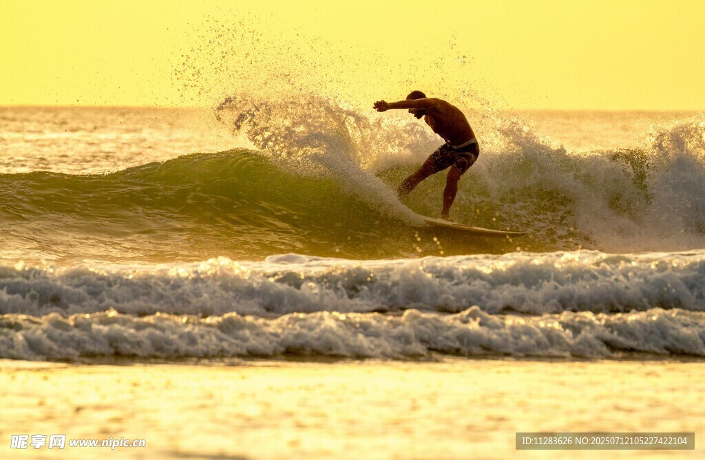 海上冲浪者的动感瞬间