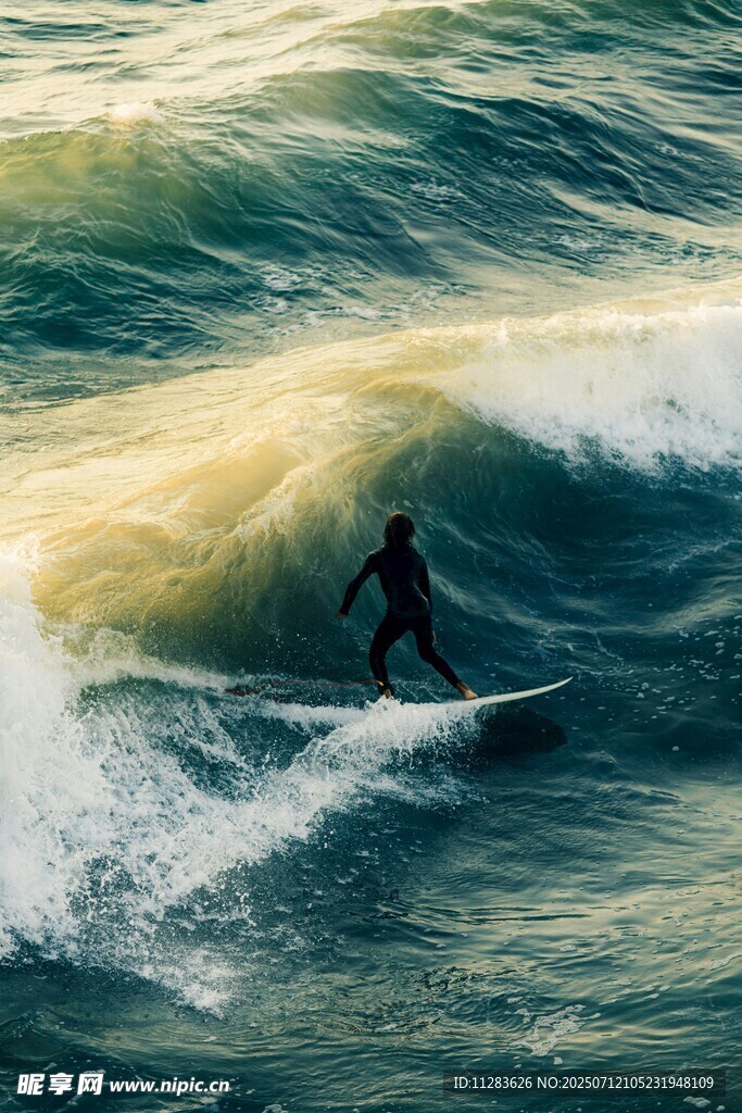 冲浪者勇战汹涌海浪