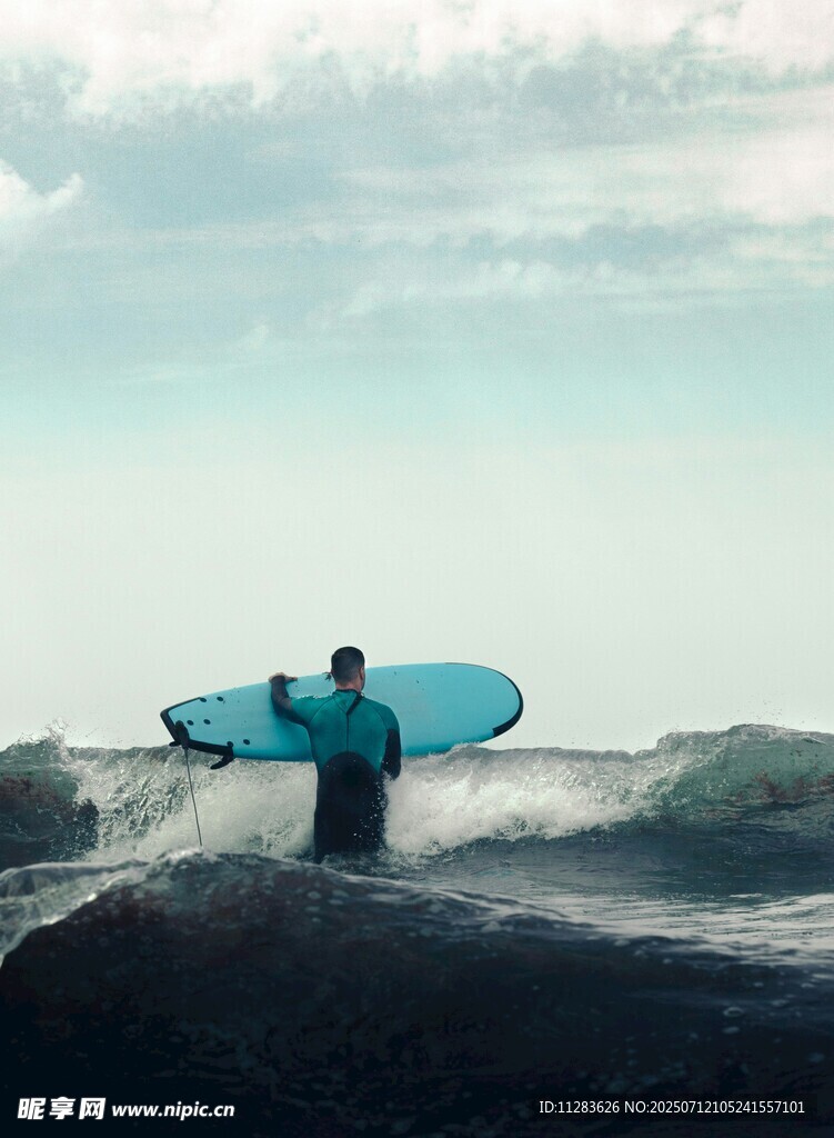 冲浪者持板望向大海