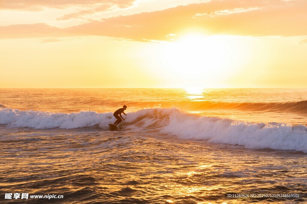 夕阳下的冲浪者
