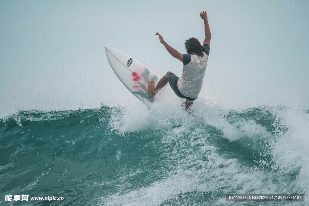 冲浪者在浪尖展现矫健身姿