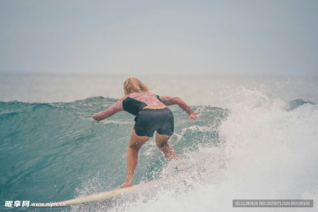 女子海上冲浪英姿