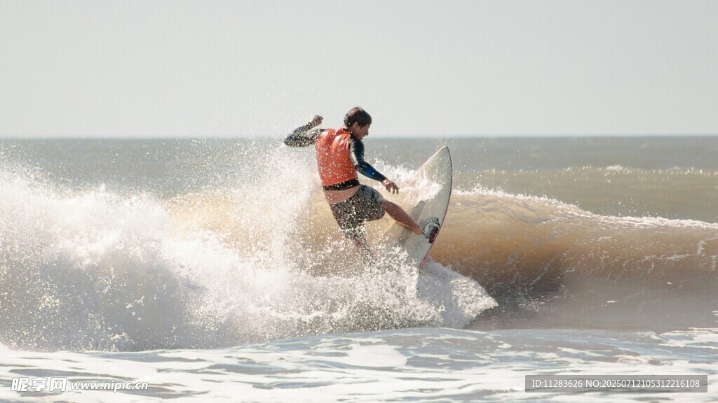 海上冲浪者乘风破浪