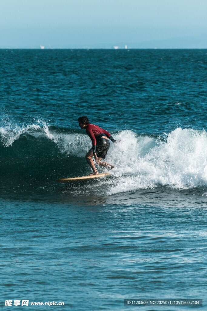 冲浪者在海浪上驰骋