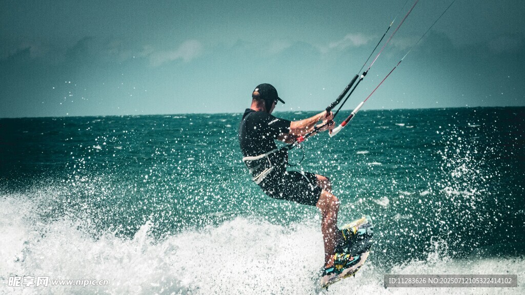 海上风筝冲浪者