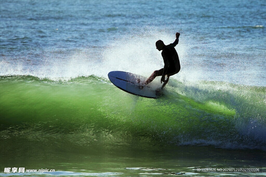 海上冲浪者的动感瞬间