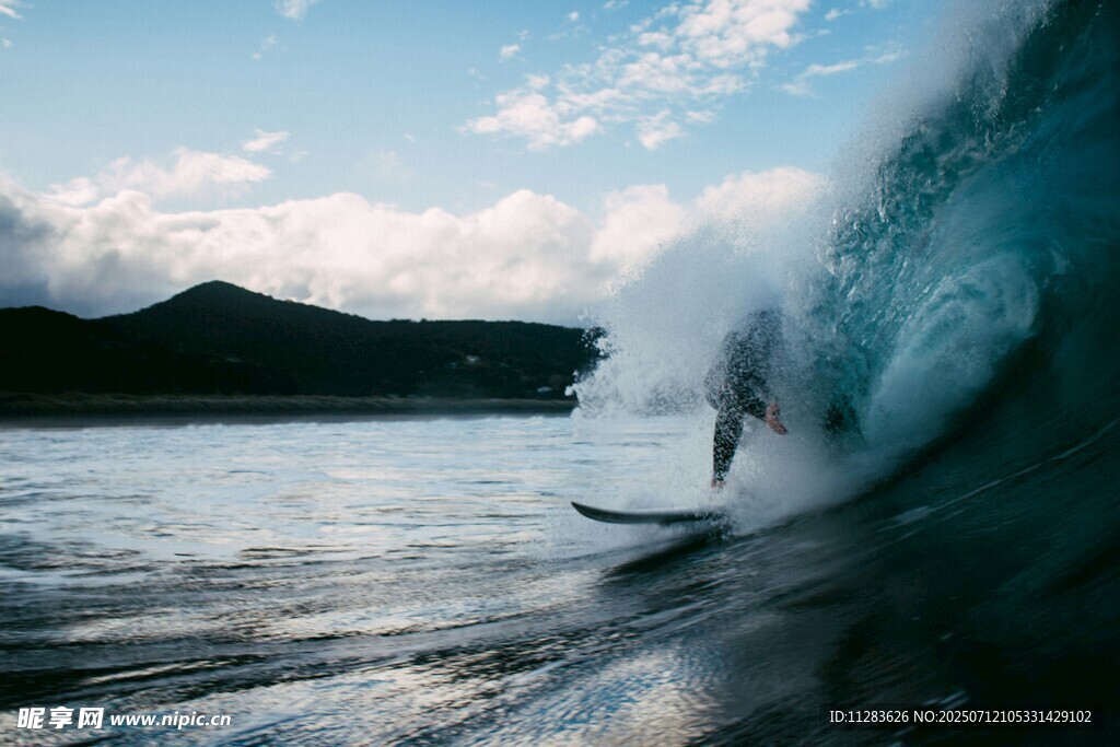 冲浪者于海浪中驰骋