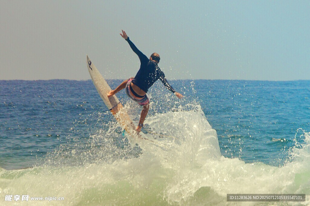 冲浪者海中精彩跃起瞬间